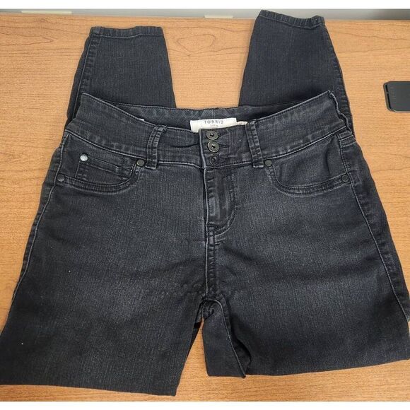 Torrid black 10S jeggings. Measures approx 30w x 26 inseam x 9 rise - Picture 1 of 6